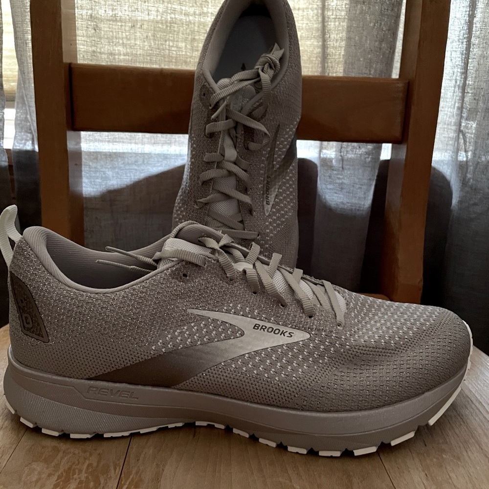 Brooks Revel 4 silver/gray Running shoes - women’s size 11